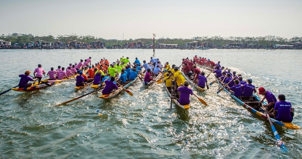 Bustling traditional boat racing on the Perfume River