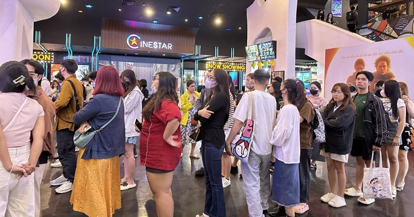 Waiting in long lines to buy tickets for the movie “Peach, Pho and Piano” in Ho Chi Minh City, many people came to buy tickets 1 day in advance