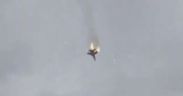 Clip: Khoảnh khắc chiến đấu cơ Su-27 của Nga biến thành "quả cầu lửa" ở Crimea