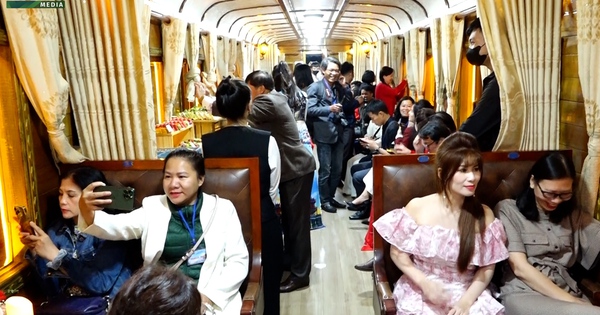Du khách thích thú trải nghiệm chuyến tàu đêm đầu tiên tại nhà ga cổ nhất Đông Dương