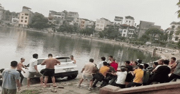 Clip NÓNG 24h: Ô tô lao xuống hồ tại Hà Nội được hàng chục người hợp sức giải cứu lên bờ