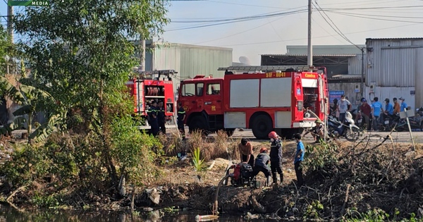Cảnh sát hút nước dưới kênh dập tắt đám cháy tại xưởng làm đồng ở TP.HCM 