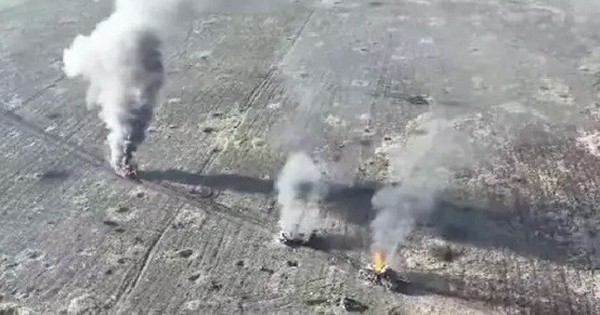 Clip: Khoảnh khắc UAV Ukraine công phá xuyên lồng bảo vệ, tiêu diệt xe bọc thép Nga