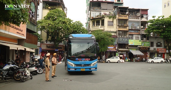 Xử phạt xe ô tô dừng đỗ sai quy định trong nội đô, tài xế nói: “Đen phải chịu”