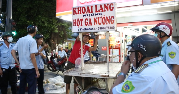 TP.HCM: Người bán hàng rong trên đường Nguyễn Gia Trí, Điện Biên Phủ tháo chạy khi bị kiểm tra