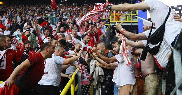 EURO 2024: CĐV Thổ Nhĩ Kỳ và CĐV Georgia ẩu đả trên khán đàn