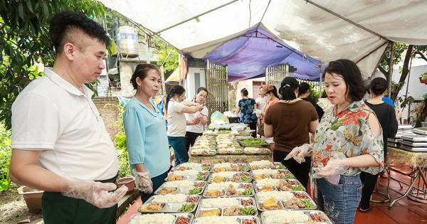 “Ấm lòng” những suất cơm miễn phí của người dân phục vụ các sĩ tử mùa thi