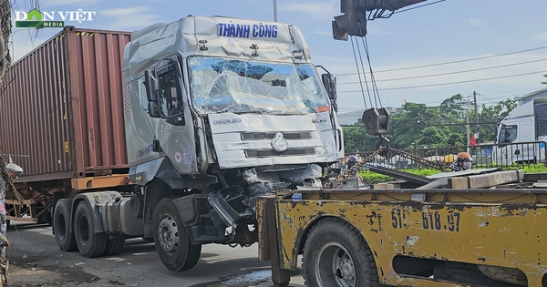 TP.HCM: CSGT An Sương trích xuất camera an ninh, điều tra nguyên nhân vụ va chạm liên hoàn giữa 5 phương tiện