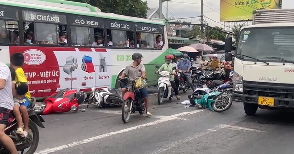 Clip: Hiện trường ô tô tải tông hàng loạt xe máy đang dừng đèn đỏ khiến 2 người chết ở Long An