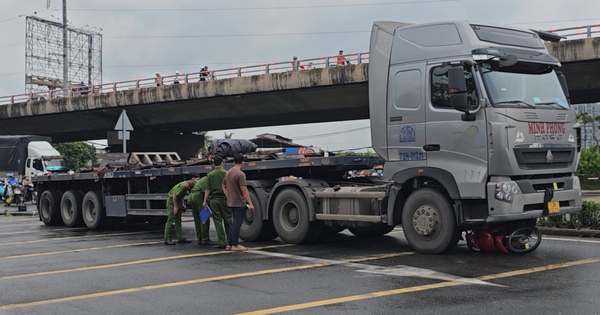 Clip: Xe đầu kéo cuốn xe máy vào gầm khiến một người đàn ông tử vong, cửa ngõ phía tây TP.HCM ùn ứ kéo dài