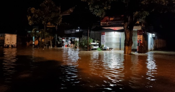 Mưa “như trút nước”, lũ lên vượt báo động 3, phố núi Sơn La ngập lụt nghiêm trọng