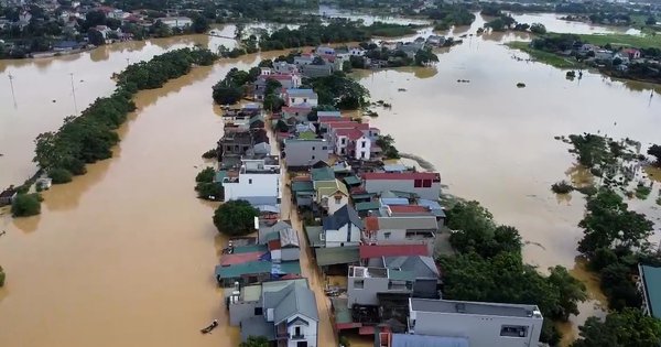 Video: Nước sông Bùi tràn qua đê, làng ngoại thành Hà Nội ngập trong “biển nước”, người dân bì bõm bơi thuyền