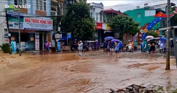 Mưa lũ ở Sơn La: Nước cuồn cuộn tràn vào nhà, ô tô ngập lút bánh, người dân oằn mình cứu đồ đạc