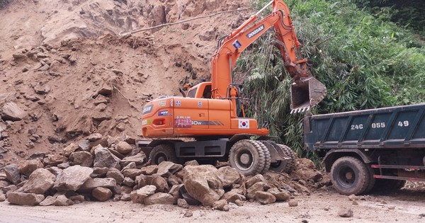 Clip: Cận cảnh nghìn khối đất đá bị sạt lở được dọn dẹp để thông tuyến Quốc lộ 4D đi Sa Pa