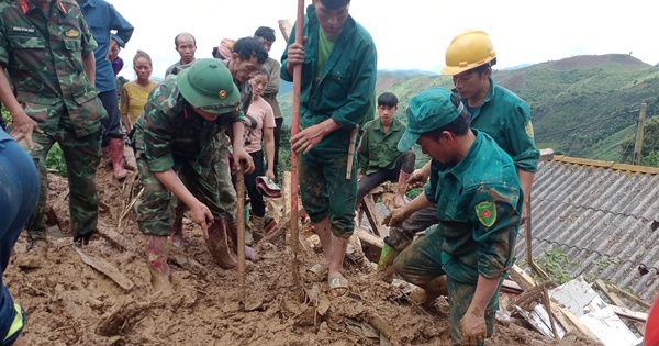 Tìm kiếm nạn nhân mất tích do mưa lũ ở Sơn La: Bộ đội, dân quân cùng người dân nỗ lực đào bới đất đá