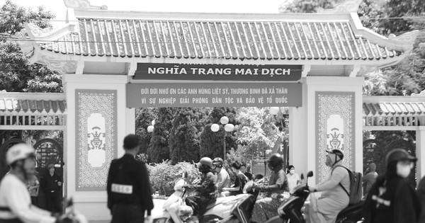 Người dân vượt hàng trăm cây số đến Nghĩa trang Mai Dịch chờ tiễn đưa Tổng Bí thư Nguyễn Phú Trọng, nước mắt rưng rưng