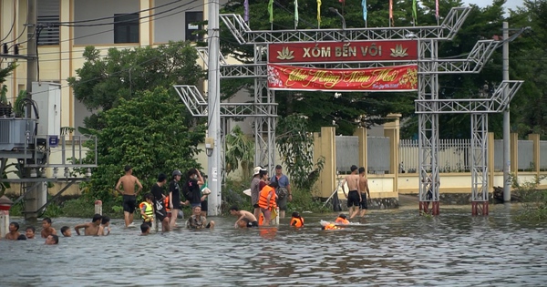 Trong cái khó ló cái… vui: Người dân ngoại thành Hà Nội biến vùng ngập thành “hồ bơi”