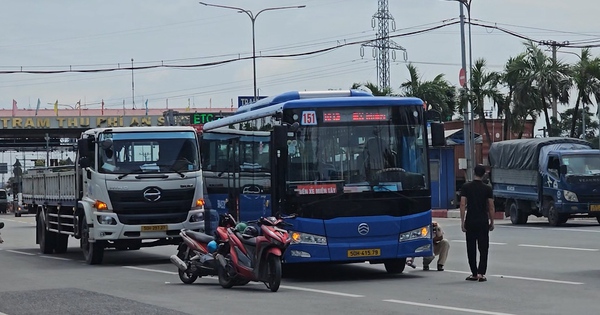 TP.HCM: Hai vụ tai nạn liên tiếp trên quốc lộ 1 khiến nhiều phương tiện hư hỏng, giao thông ùn ứ