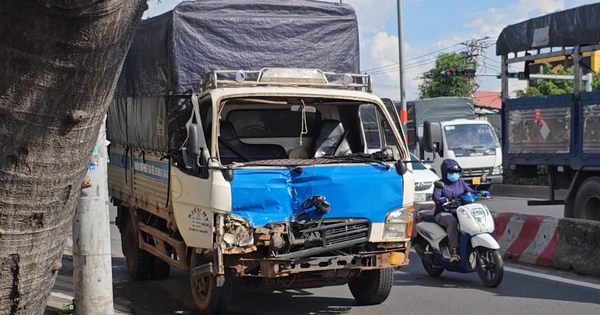 Tai nạn liên hoàn ở TP.HCM khiến 1 xe tải hư hại nặng phần đầu, tài xế mắc kẹt trong cabin