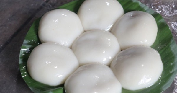 A large, round, bright cake of Mac Tay and Nung Lang Mac offered to ancestors, praying for a good harvest