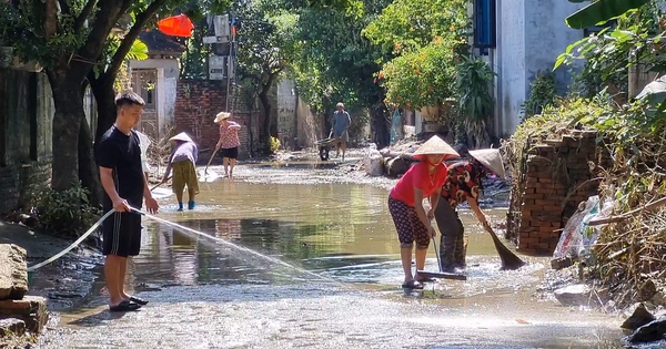 Hà Nội: Người dân ở “tâm lũ” huyện Chương Mỹ gấp rút tổng vệ sinh sau khi nước rút