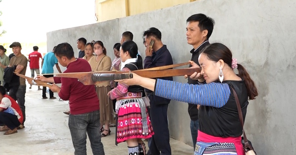 Về miền biên giới xem các chàng trai, cô gái dân tộc sôi nổi tranh tài bắn nỏ, thi tu lu, đẩy gậy