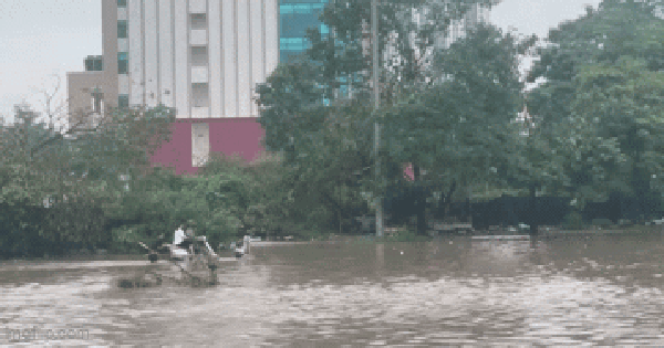 Video: Đại lộ Thăng Long ngập sâu, nhiều tuyến đường vào nội đô tắc nghẽn