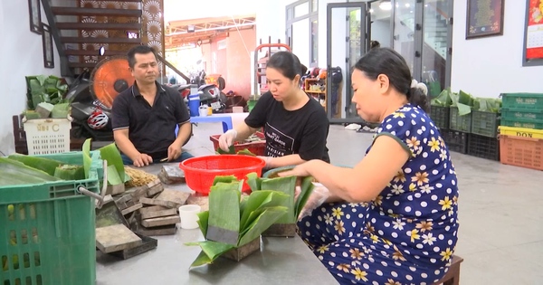 Video: Người dân Đà Nẵng trắng đêm nấu bánh chưng gửi đồng bào miền Bắc bị thiệt hại do mưa lũ