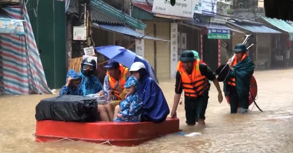 Video: Quân đội, công an hỗ trợ người dân Hà Nội chạy lũ