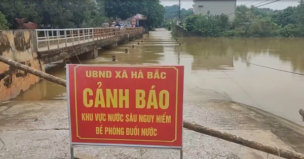 Vẫn còn hàng trăm nhà bị nước lũ ngập sâu cô lập ở huyện Hà Trung (Thanh Hóa)