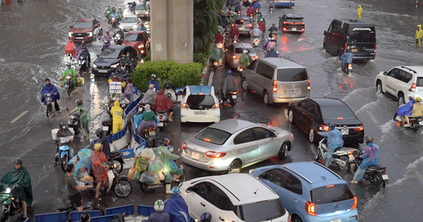 Video: Người và xe lội “bì bõm” sau cơn mưa lớn, nhiều tuyến phố Hà Nội tê liệt