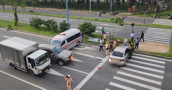 Hiện trường vụ tai nạn liên hoàn giữa 4 ô tô trên đại lộ Võ Văn Kiệt, nhiều phương tiện hư hỏng nặng