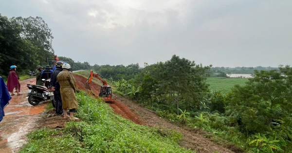 Nguy hiểm tình trạng sạt lở nghiêm trọng mái đê sông Chu (Thanh Hóa)