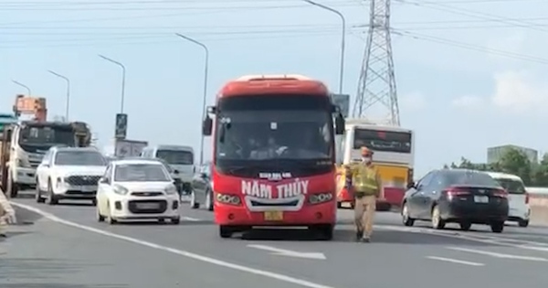 Video: Bị phạt lỗi chở quá số khách, tài xế phân trần do “thương người dân”