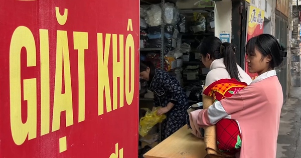 Hà Nội: Các tiệm giặt là “đắt khách” trong những ngày thời tiết nồm ẩm kéo dài