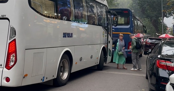 Xe trên 16 chỗ dừng đỗ sai quy định trên phố cổ Hà Nội: Biết vi phạm nhưng chấp nhận vì phải theo hợp đồng