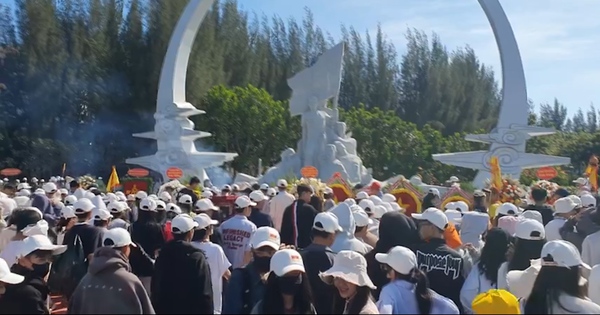 Video: Hàng ngàn người rưng rưng xúc động, dâng hương tưởng niệm 64 liệt sĩ Gạc Ma