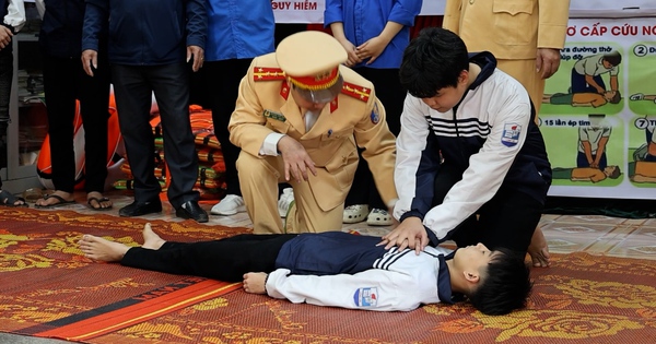Đây là những kỹ năng “sống còn” mà CSGT Hà Nội vừa truyền dạy cho học sinh sống cạnh sông Hồng