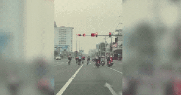 Clip NÓNG 24h: Nhóm người đi xe đạp vượt đèn đỏ tại Bình Dương gây phẫn nộ