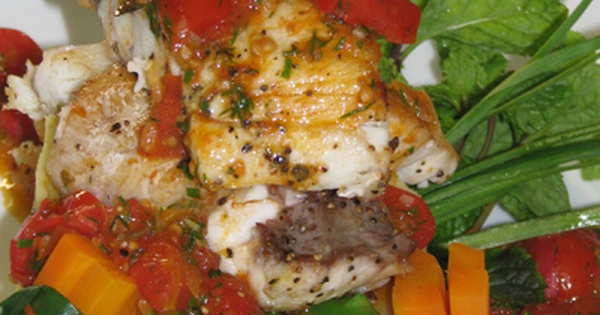 Món cá vược sốt cà chua có thể kết hợp với những món ăn nào khác để tạo sự phong phú và ngon miệng?
