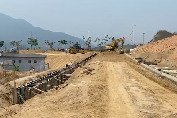 Dồn sức đẩy nhanh tiến độ thi công đường nội thị thị trấn Nậm Nhùn