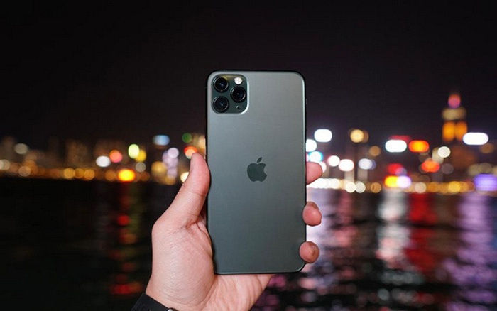 iPhone 11 Pro Max là một sản phẩm hoàn hảo cho những người luôn có nhu cầu sử dụng smartphone để làm việc hoặc giải trí. Nhờ thiết kế sang trọng và tính năng đa dạng, bạn sẽ không thể rời mắt khỏi chiếc điện thoại này đấy.