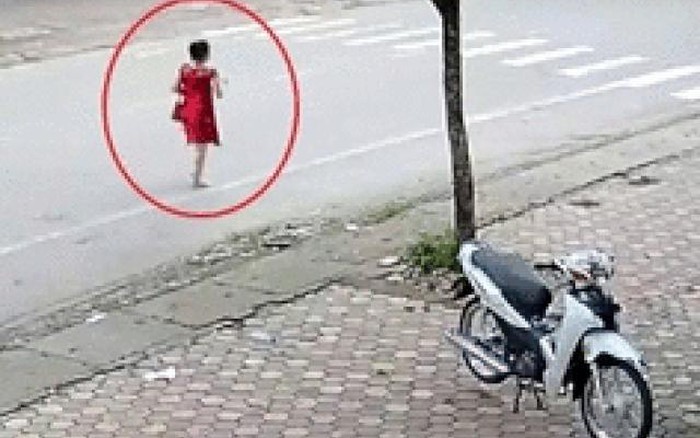 Sốc: Cô Gái Mặc Váy Đỏ Đi Bộ Giữa Lòng Đường, Lái Xe Máy Gặp Họa