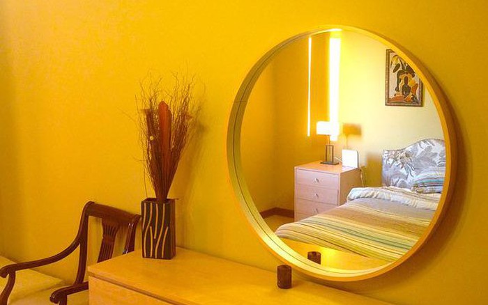 Phong thủy nhà ở: Cách hóa giải khi gương đối diện giường ngủ