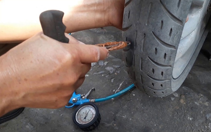 Bạn đang gặp khó khăn với việc vá lốp xe không săm? Hãy cùng xem hình ảnh để tìm hiểu cách giải quyết vấn đề này một cách dễ dàng và hiệu quả.