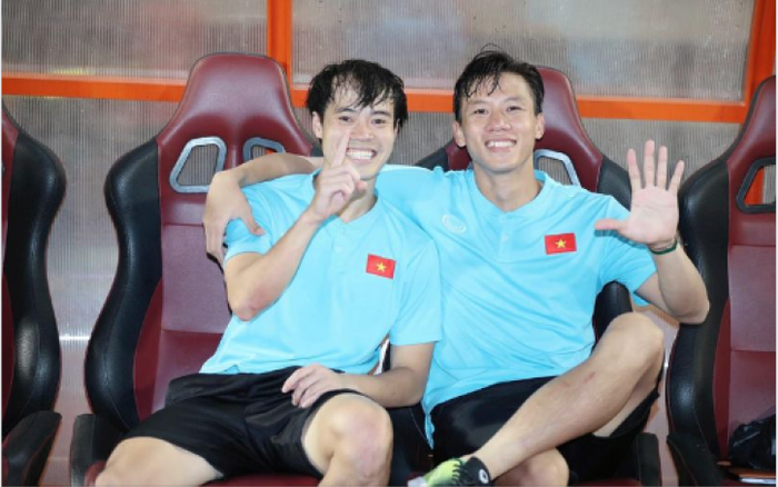 Chân sút Quế Ngọc Hải và tiền vệ Văn Toàn luôn là những gương mặt được khán giả yêu thích nhất trong đội tuyển Việt Nam. Hãy cùng xem hình ảnh của họ để khám phá sự thật thú vị về cuộc sống và sự nghiệp của hai ngôi sao này.