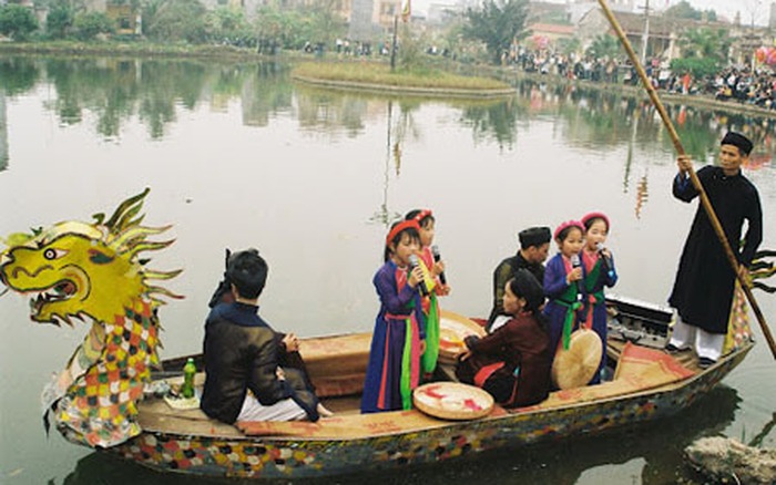 Hội Lim - Hội Lim là một trong những lễ hội truyền thống lâu đời, đặc sắc ở Việt Nam. Những trò chơi và hoạt động truyền thống sẽ khiến bạn đắm chìm vào không khí rộn ràng và sôi động của Hội Lim. Hình ảnh sẽ đưa bạn đến thị trấn Lim, Ninh Bình để trải nghiệm nét văn hóa độc đáo của người dân nơi đây.