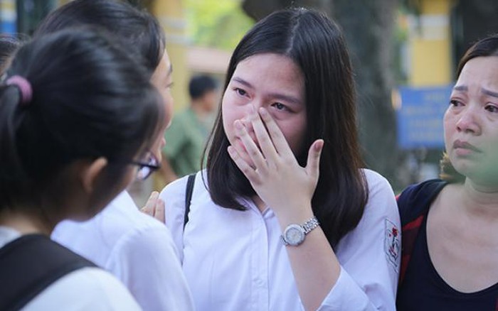 Thi vào lớp 10: Sĩ tử bật khóc sau khi ra khỏi phòng thi môn Toán