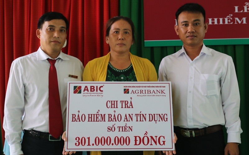 Agribank chi nhánh Lai Vung – Đồng Tháp chi trả 301 triệu đồng quyền lợi bảo hiểm Bảo an tín dụng