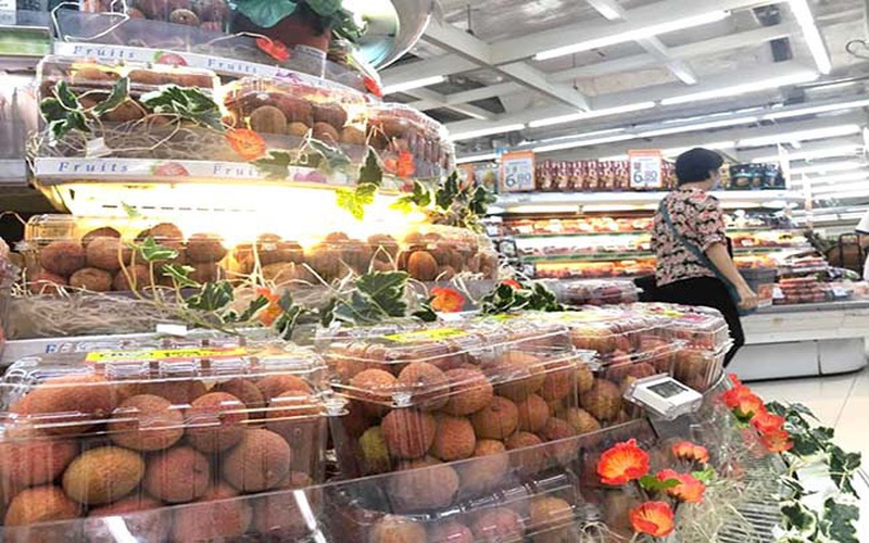 Cận cảnh vải thiều Việt Nam lần đầu lên kệ siêu thị Singapore, giá 100.000 đồng/kg